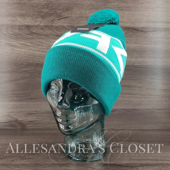 BUNDLE - Oakley Hat Factory Beanie Green Lake, Oakley Wanderlust Beanie Blackout - Picture 3 of 11